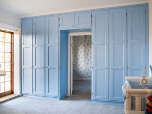 Pastel blåt indbygget garderobeskab til børneværelset i Charlottenlund