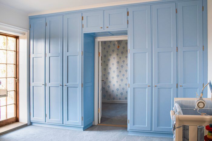 Pastel blåt indbygget garderobeskab til børneværelset i Charlottenlund